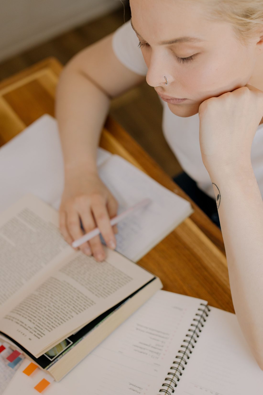 Enfermera estudiando con libros y apuntes